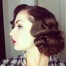 You can make classic marcel waves to achieve a beautiful 1920s hairstyle using curling tongs and section clips. 1920s Hairstyle For Medium Hair 14 Trendiem