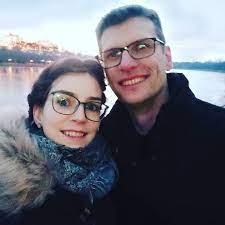 Die beiden singles treten vor den traualtar und stehen sich damit das erste mal gegenüber.besonders bei manuel ist die nervosität deutlich zu spüren. 4lu Zmdt3gbhem