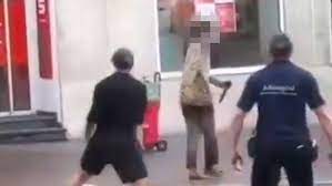 Polizei bittet, keine videos des angriffs im netz zu teilen +++ nach der messerattacke in der würzburger innenstadt hat die polizei zur zurückhaltung in den sozialen netzwerken aufgerufen. B6ovxiq5qparlm