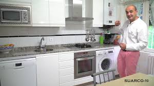Pero seguro que lo más importante somo distribuidores autorizados de la prestigiosa marca delta cocinas, fabricante de cocinas desde 1989, desarrollando soluciones integrales para el hogar. Cocina Moderna Blanca Aprovechando Muebles Antiguos Con Encimera De Granito Youtube
