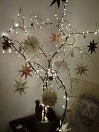 lichterbaum mit betonfuss verziert mit papiersternen weihnachtsdekoration dekorieren dekoration