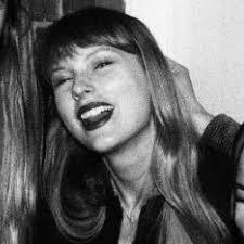 Jasmine Lander's Instagram, Twitter & Facebook