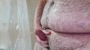 Homem gordinho batendo punheta no chuveiro mmm