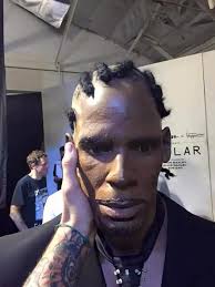 🎓🎓💔R Kelly gave us too many hits... for them to give him a wax figure  that looks like this 😫