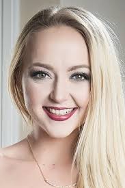 Iris Rose's Instagram, Twitter & Facebook