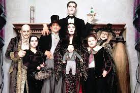 Em desacordo com a situação, wandinha (christina ricci) e . A Familia Addams 2 Barry Sonnenfeld 1993 Plano Critico