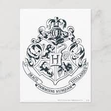 Es de un elegante color blanco y tiene perfectamente serigrafiado el escudo de hogwarts, con todos los detalles característicos y los animales representativos de las cuatro casas y un toque dorado en la leyenda y el nombre del colegio. Postal Harry Potter Coplin Hogwares Blanco Y Negro Zazzle Es