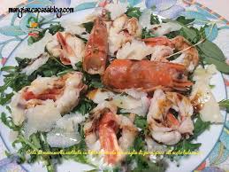 Infine unire il riso, versare un po' di vino bianco e mantecare per un paio di minuti, aggiustando con altro sale e pepe se necessario. Code Di Mazzancolle Scottate Su Letto Di Rucola Con Scaglie Di Parmigiano All Aceto Balsamico Mangiareacasablog Com