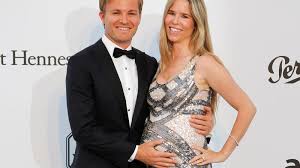 Er hat laut medienberichten seine schwangere freundin laura geheiratet. Nico Rosberg Babybauch Premiere Bei Ehefrau Vivian In Cannes