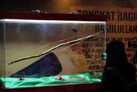 Untuk bisa masuk ke museum angkut ini tentunya anda harus membayar tiket masuk museum angkut ini. Artefak Milik Nabi Muhammad Dipamerkan Di Banten Suluh Sumatera