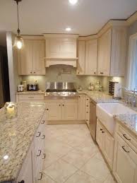In today's article, we are going to show you how to paint your luxury kitchen furniture to get antique white kitchen cabinets with low cost and simple steps. 32 Best Antique White Kitchen Cabinets For 2021 Decor Home Ideas