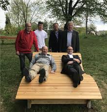 Öffnungszeiten hängen von der jeweiligen zweigstelle ab, sehen sie sich die öffnungszeiten bei der gewünschten zweigstelle an. Filstalexpress Neue Holzbank Am Burgstall In Turkheim Ladt Zum Chillen Ein