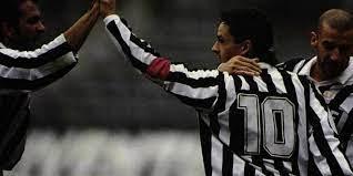 Baggio scored 115 goals in just 200 appearances for juventus and won the ballon d'or in 1993, forming part of the side that were crowned champions in the peak of serie a's nineties success. Serial No 10 Juventus Roberto Baggio Dan Cinta Yang Mendalam Untuk La Viola Bola Net