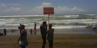 Pantai ngobaran, ala jogja rasa bali. Tidak Boleh Pakai Baju Hijau Di Laut Selatan Mitos Atau Fakta Merdeka Com