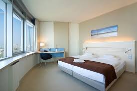 Eine bushaltestelle befindet sich in der direkten nähe zum haus. Studio Mit Weserblick Atlantic Hotel Sail City Bremerhaven