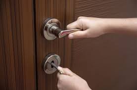 Pencere yalıtımı, izolasyonu camlardan soğuk gelmemesi için ne yapmalı, pencerelerden gelen soğuğu engelleme, pencereye. Kapi Sorunlari Ve Cozumlerine Dair Her Sey Evim