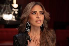 Conserje encesta de espaldas; cámara de seguridad lo graba (+Video)