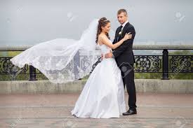 We did not find results for: Schone Brunette Braut Im Weissen Hochzeitskleid Und Schleier Fliegen Halten Ihren Jungen Schonen Brautigam Im Schwarzen Anzug Und Stehen Auf Grossen Stadt Hintergrund Lizenzfreie Fotos Bilder Und Stock Fotografie Image 31568258
