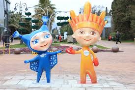 Эмблема паралимпийских игр около радужного моста в акватории токийского залива рядом с искусственным островом одайба. Sochi Pereodelsya V Paralimpijskie Simvoly