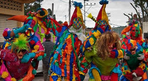 En varias regiones las personas suelen disfrazarse, hacer danzas tradicionales y también hacer bromas a la gente que estén más descuidados. Por Que Se Hacen Bromas El Dia De Los Santos Inocentes Noticias Telesur