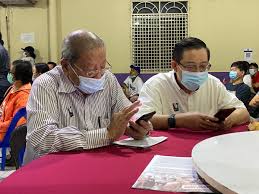 Finance minister lim guan eng said he was shocked by economic affairs minister datuk seri mohamed azmin ali's announcement on the. Lim Guan Eng On Twitter Like Father Like Son Good To Catch Up With You Here In Sabah Dad