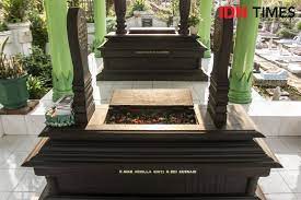 Aliefa berziarah ke makam alm nike ardilla. Momentum Lebaran Makam Nike Ardilla Masih Ramai Dikunjungi Penggemar Idn Times Jabar