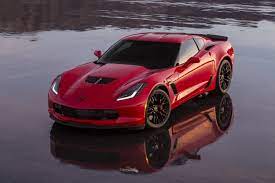 Presentado en detroit, el 2015 chevrolet corvette z06 tiene interesantes novedades, como el primer motor sobrealimentado de la saga z06, una caja de cambios ahora veo este c7 o z06, z07 (nose cual es su denomincaion correcta) y la verdad tiene un diseño lindo en el frotal, no hacia atrás donde. Chevrolet Pressroom United States Corvette Z06