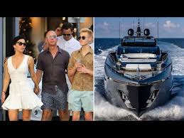 Jeff bezos and his girlfriend at the taj mahal in india. Jeff Bezos Billionaire Lifestyle Girlfriend Houses Cars Jeff Bezos Know Your Meme