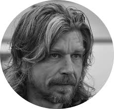 Karl ove knausgård, född 1968, debuterade 1998 med romanen ut ur världen (på svenska 2015), för vilken han som första debutant någonsin erhöll det prestigefulla kritikerprisen. The Nordic Riveter Reading Karl Ove By Jonathan Levi European Literature Network