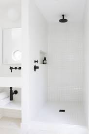 A matte white subway tile is added to this bathroom, pairing perfectly with the matte black faucets and hardware / source. Black White Bathroom Witte Badkamer Badkamer Badkamer Inspiratie