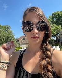 Kimberly Wadsworth's Instagram, Twitter & Facebook