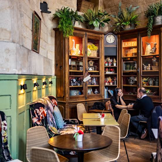 75 Avenue Daumesnil – Un café-bar chaleureux installé sous les voûtes de briques du Viaduc des Arts, idéal pour une pause ombragée le long de la Coulée Verte.
