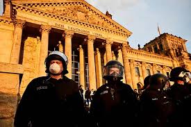 Das parlament heißt in deutschland der bundestag und besteht aus den vertretern von politischen parteien. Demonstranten Sturmen Reichstagsgelande Polizei Schutzt Das Parlament Deutschland Badische Zeitung