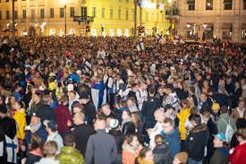 Torissa käy satoja tuhansia suomalaisia viikottain ja kauppoja tehdään kymmeniä tuhansia viikottain. Torille Finland Won The Ice Hockey Championchips Album On Imgur