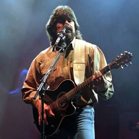 🎤RANDY OWEN ONCE STOOD IN FRONT OF 50,000 PEOPLE WITH ALABAMA — AND STILL FELT MORE ALONE THAN EVER. To fans, Randy Owen looked like the man who had everything. He was