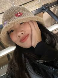 earmuffs to keep warm & look cute❄️☃️