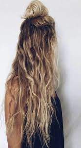Modern and sexy, very short styles can be effortless and simple to wear. When Waves Are Not Enough You Can Catch Some Attention By Putting A Half Bun On The Top Of Your Head Coiffure Cheveux Long Facile Coiffure Facile Cheveux Long