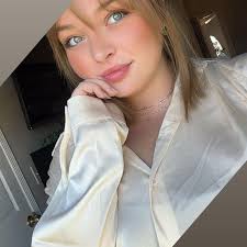 🪑💀 On November 16, 1957, police in Plainfield, Wisconsin, stepped into a  real-life horror story. Inside the farmhouse of Edward Gein—a quiet,  reclusive man—they uncovered one of the most disturbing crime scenes