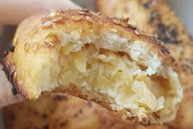 Firindan Ciktiktan Sonra Mutfagi Mis Kokular Ile Dolduracak Herkesin Damaklarini Sulandiracaksiniz Patatesli Kiyir Pogaca Tarifi Icin Tatli Mutfak Pogacalar