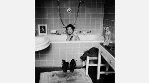 Die nackte in hitlers münchner badewanne. Andere Blicke Auf Einen Krieg Nzz