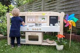 Die Spielkuche Hat Die Perfekte Hohe Fur Kinder Ab Ungefahr 18 Monaten Outdoorkuche Baby Shower Box Diy For Kids Infant Activities