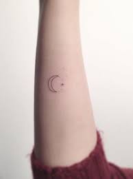 This small tattoo can be considered a tiny landscape of the shy. Moon Star Tattoo Tatuajes De Moda Tatuaje De Estrella Tatuajes En La Cadera