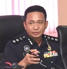 Hamzah menyerahkan watikah pelantikan timbalan ketua polis negara kepada mazlan di kementerian dalam negeri hari ini. Ketua Polis Daerah Kota Jabatan Penerangan Sabah Facebook