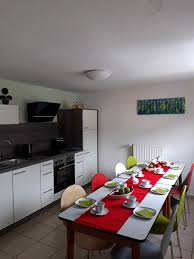 A classic mistake is to create a high centrepiece. Craftsmans Guesthouse Koblenz