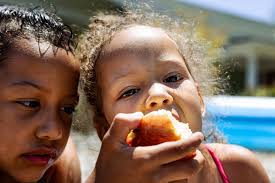 Las Fotos Self-Expression Awardees: Michelle Montenegro and Alexis Hunley