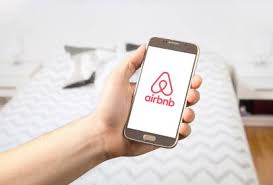 Airbnb começa a remover mais de 1 600 anúncios de moradias populares em SP