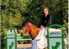 Annika schleus pferd saint boy verweigerte den sprung über einige hindernisse. Hof Waterkant Richard Vogel Siegt Im Championat Von Schleswig Holstein
