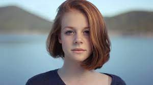 Auch hohe wangenknochen machen eine frau anziehend. Was Macht Eine Frau Schon Youtube