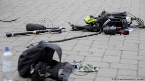 Alternativmedien sorgen für die nötigen bilder, auch. Coronavirus Anger Foments Violence Against Journalists Germany News And In Depth Reporting From Berlin And Beyond Dw 10 05 2020