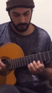 El Olvidao, arreglo tranquilo con una voz principal, primera guitarra,  guitarra base y bombo. Esta chacarera le pertenece a Hugo Alejandro Garnica  (Duende Garnica)., En el vídeo hay una broma con ...
